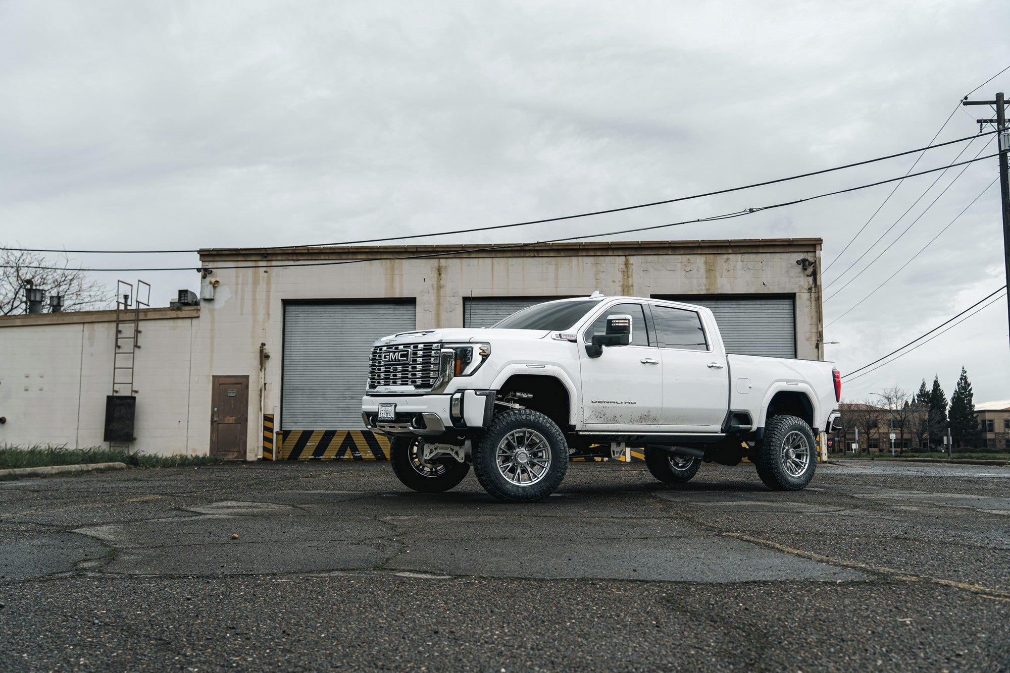 2025 GMC Sierra Denali with Fuel Off-Road Catalyst wheels in Platinum w/ Chrome Lip