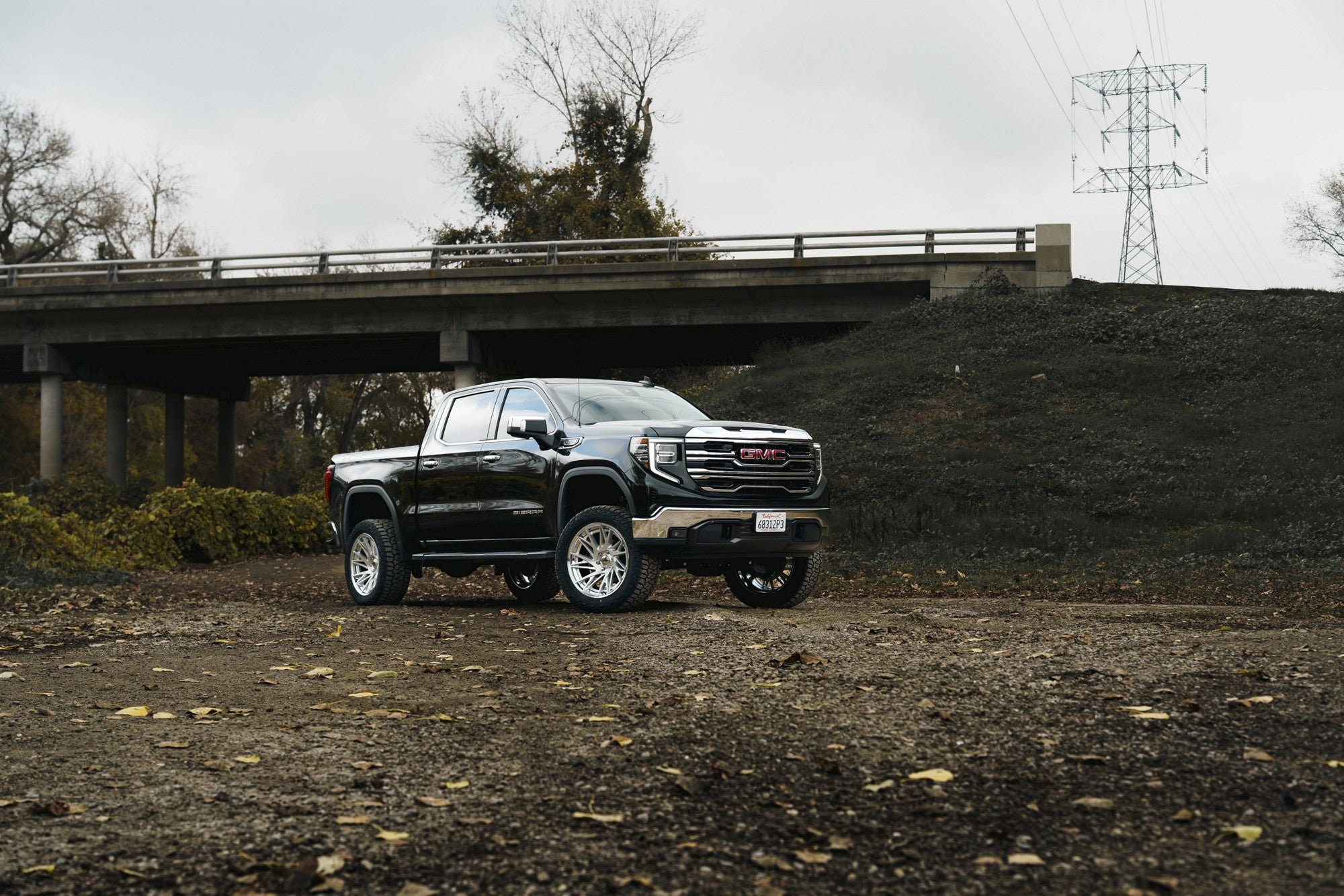 2024 GMC Sierra with Fuel Off-Road Dynamo wheels in Gloss Silver Brushed w/ Chrome Lip