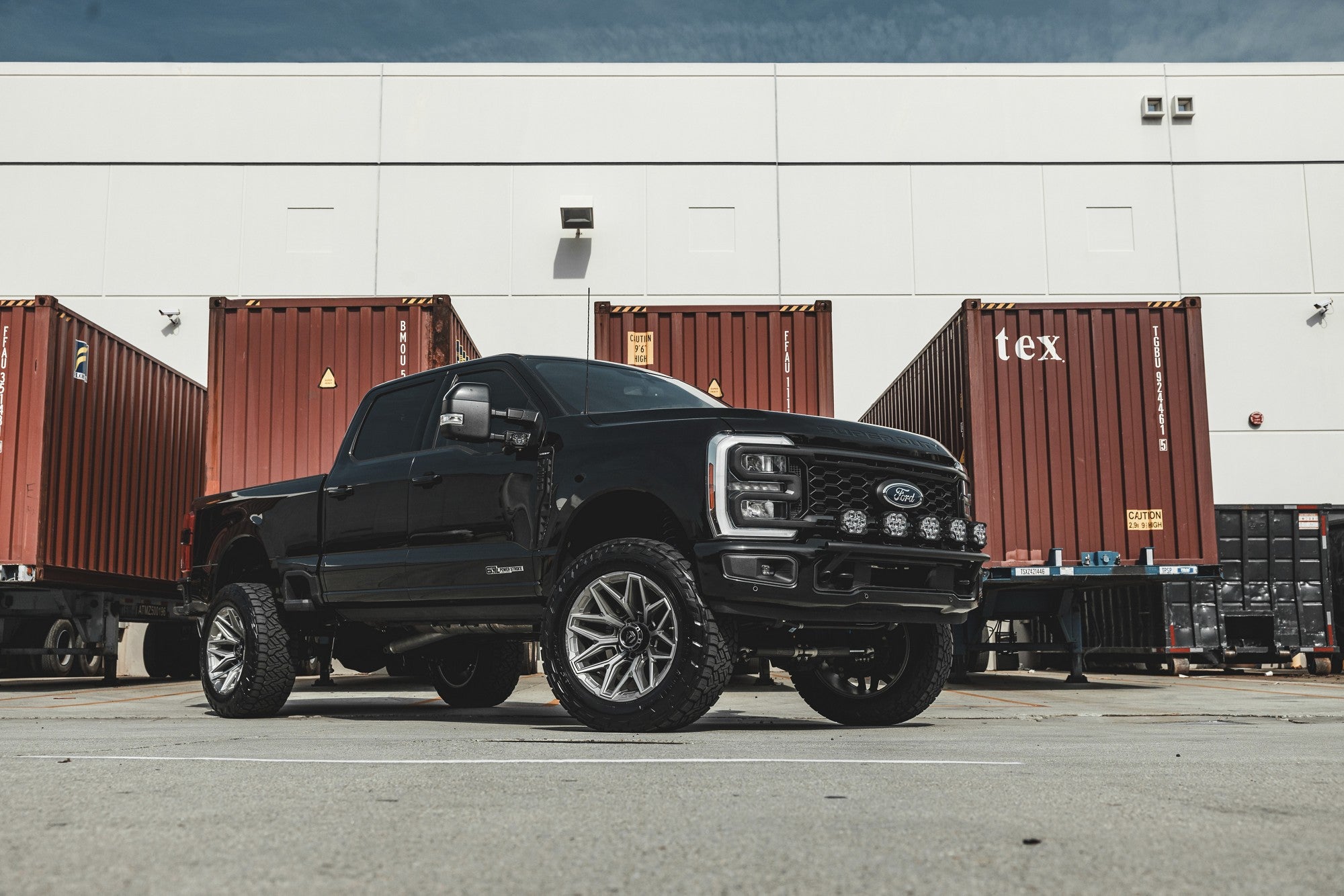 2023 Ford F250 with Fuel Off-Road Flux wheels in Platinum