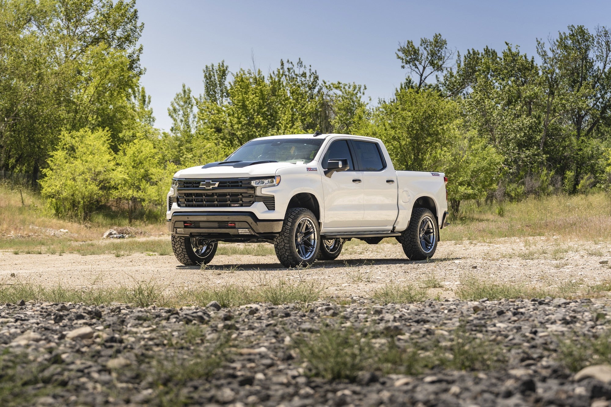2026 Chevrolet Silverado with Fuel Off-Road Flight wheels in Gloss Gunmetal w/ Chrome Lip