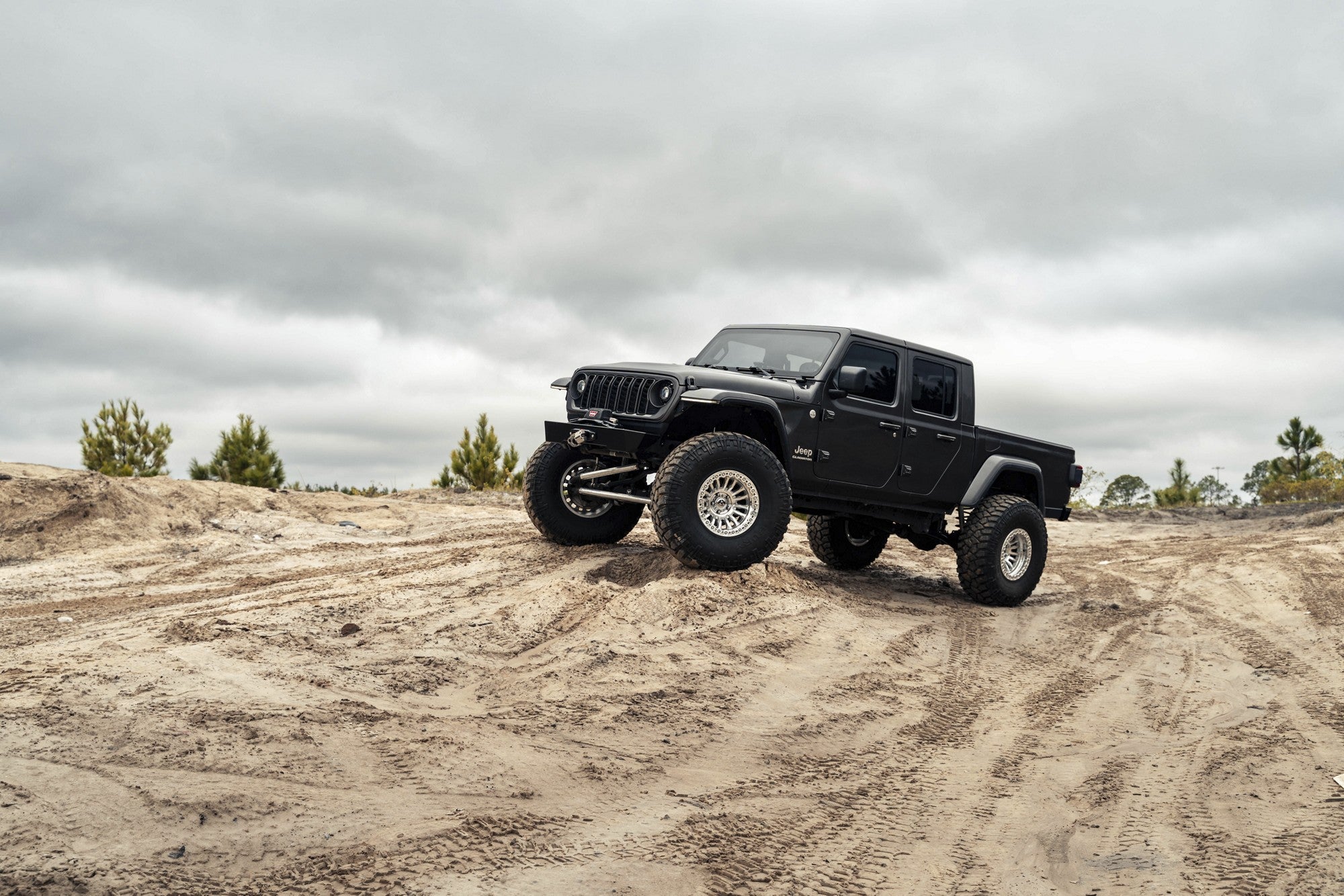 2024 Jeep Gladiator with Fuel Off-Road Rincon beadlock wheels in Machined