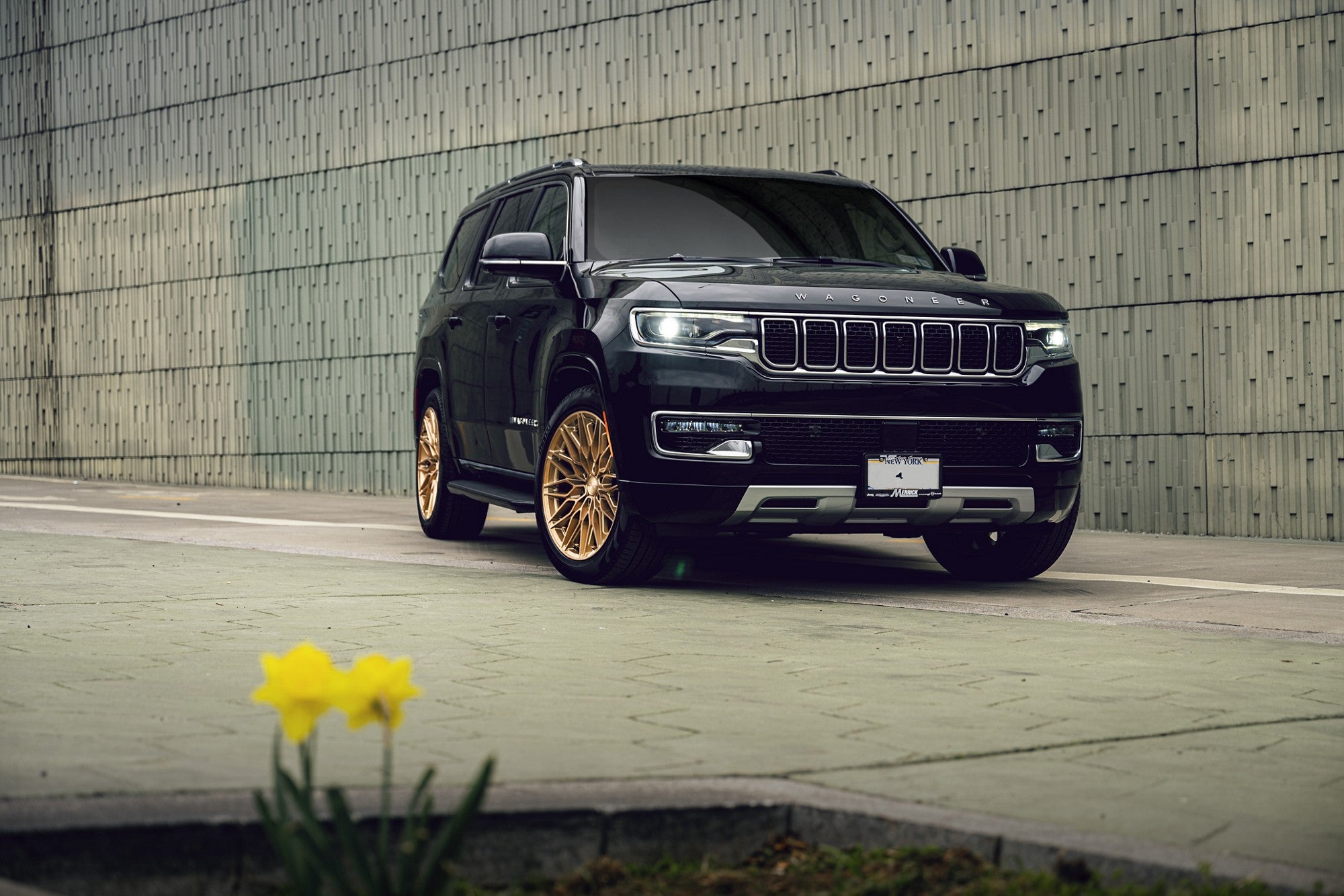 2023 Jeep Wagoneer with Niche Calabria 6 wheels in Platinum Bronze