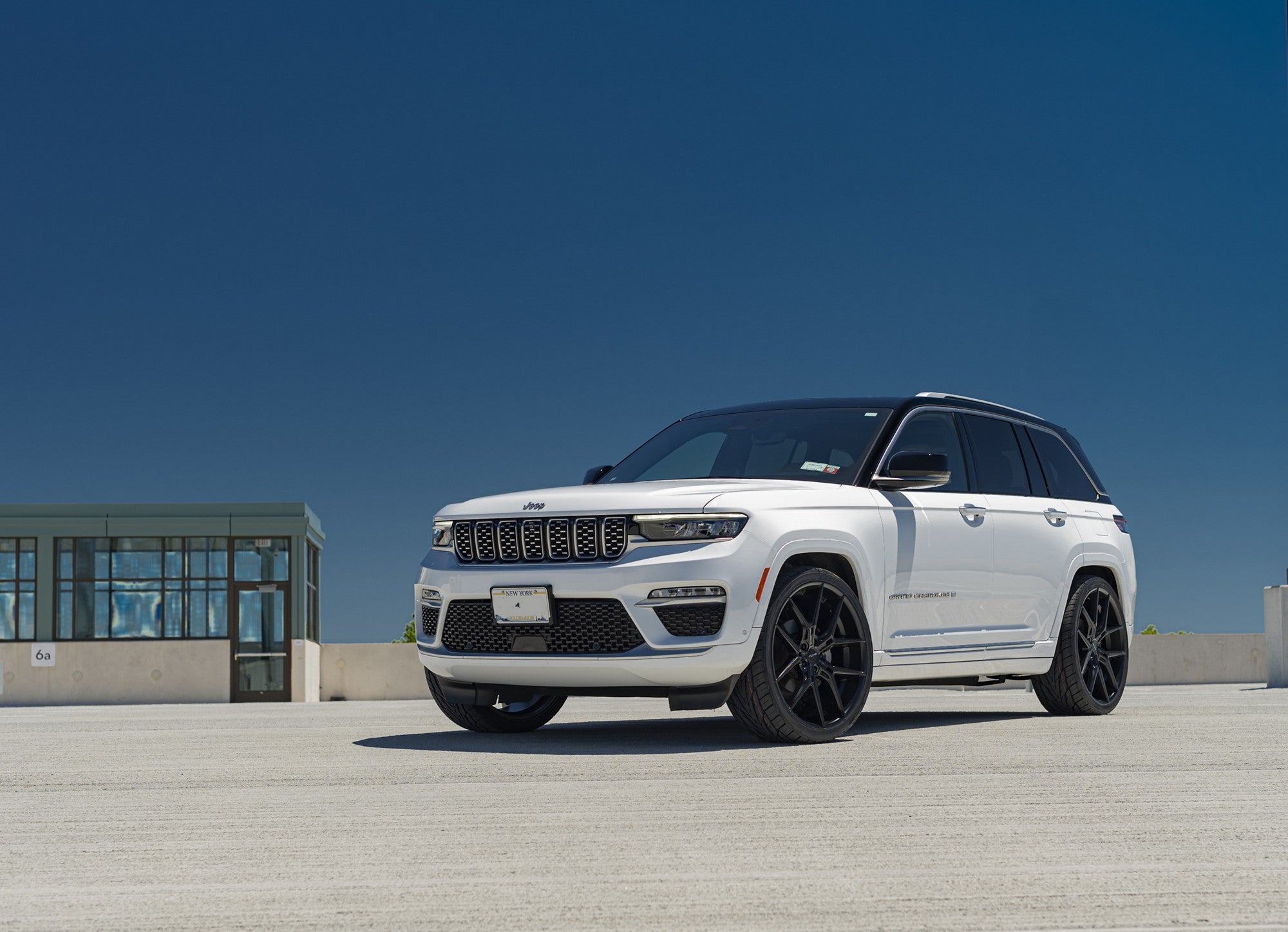 2024 Jeep Cherokee with Niche Prodigy 5 wheels in Gloss Black Dark Tinted Clear