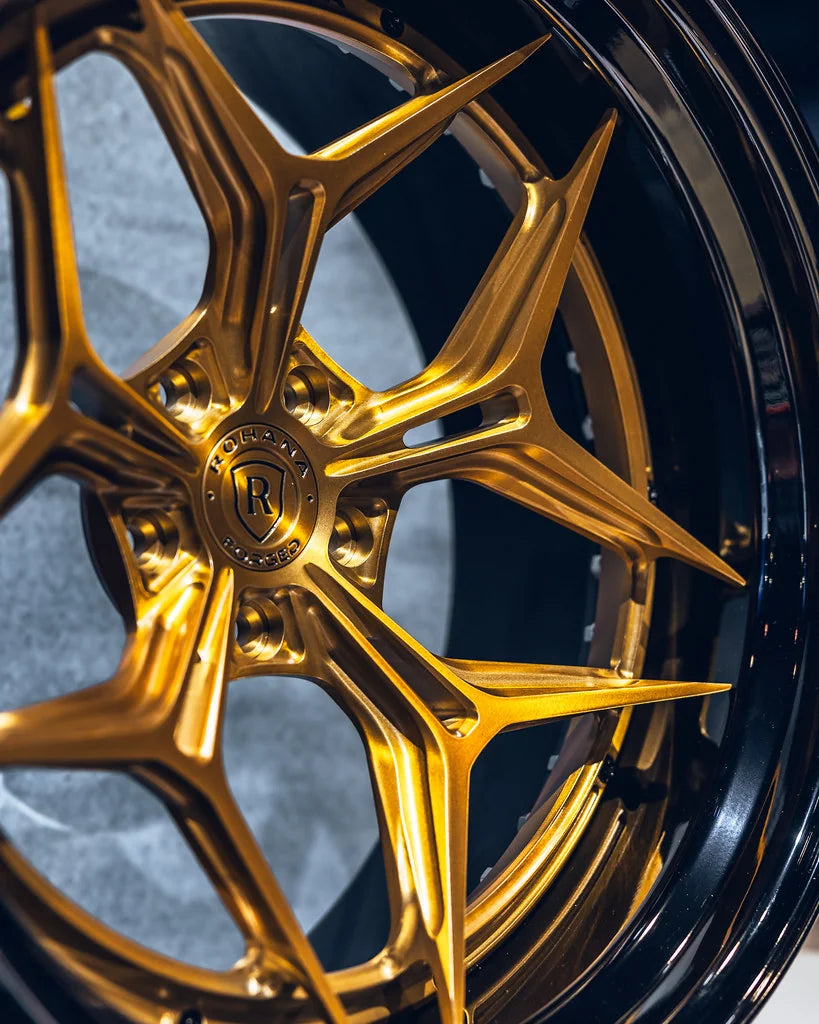 Rohana RFG33 forged wheel in gold, spoke and center cap detail