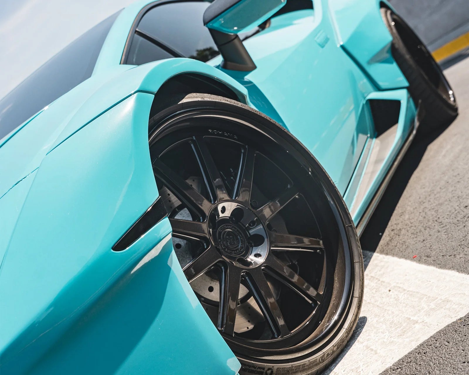 Rohana RFG37 forged wheel in black on a widebody Lamborghini Huracán, close-up