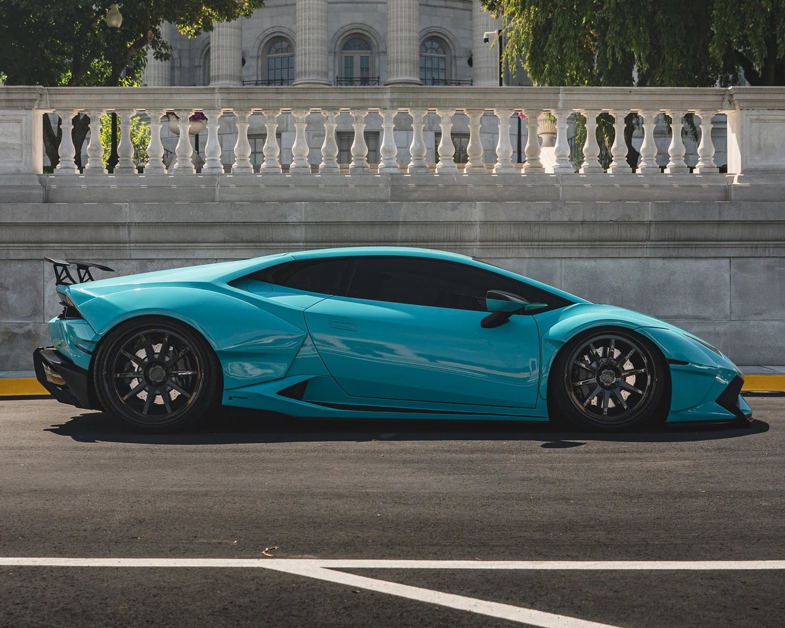Rohana RFG37 forged wheel in black on a widebody Lamborghini Huracán, side view