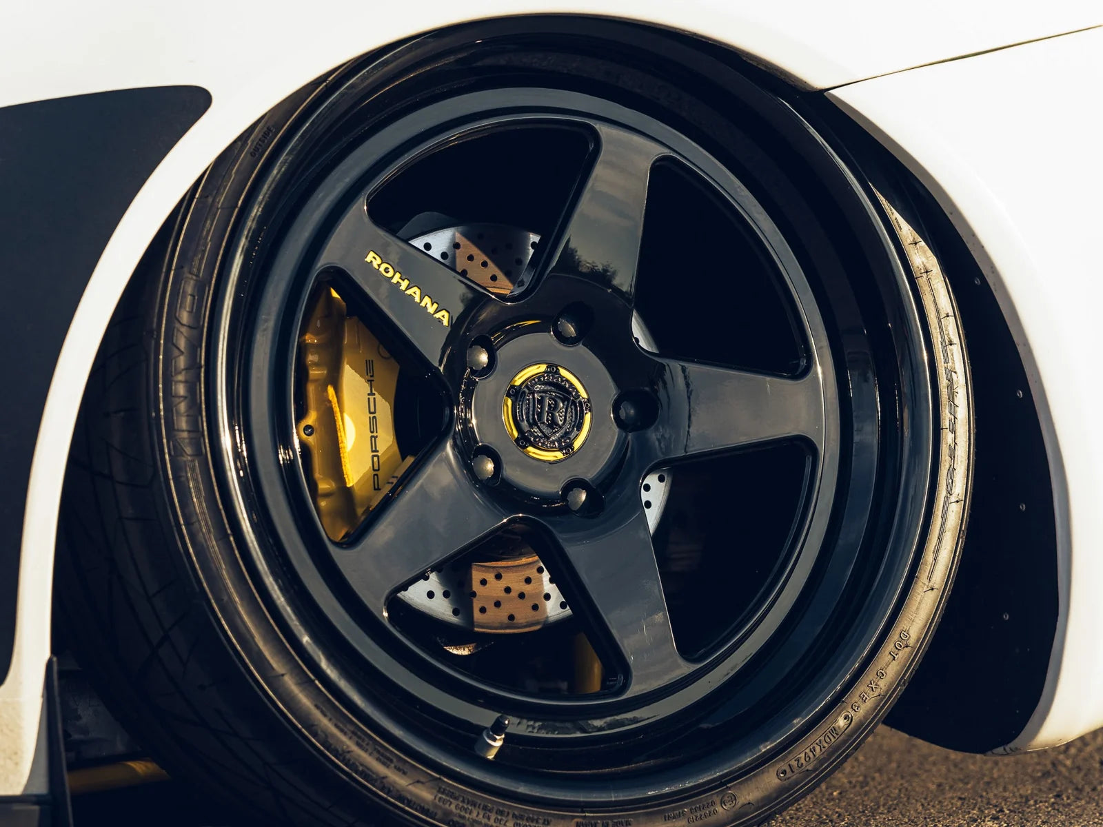 Rohana RFG39 forged wheel in gloss black on a Porsche 911, close-up