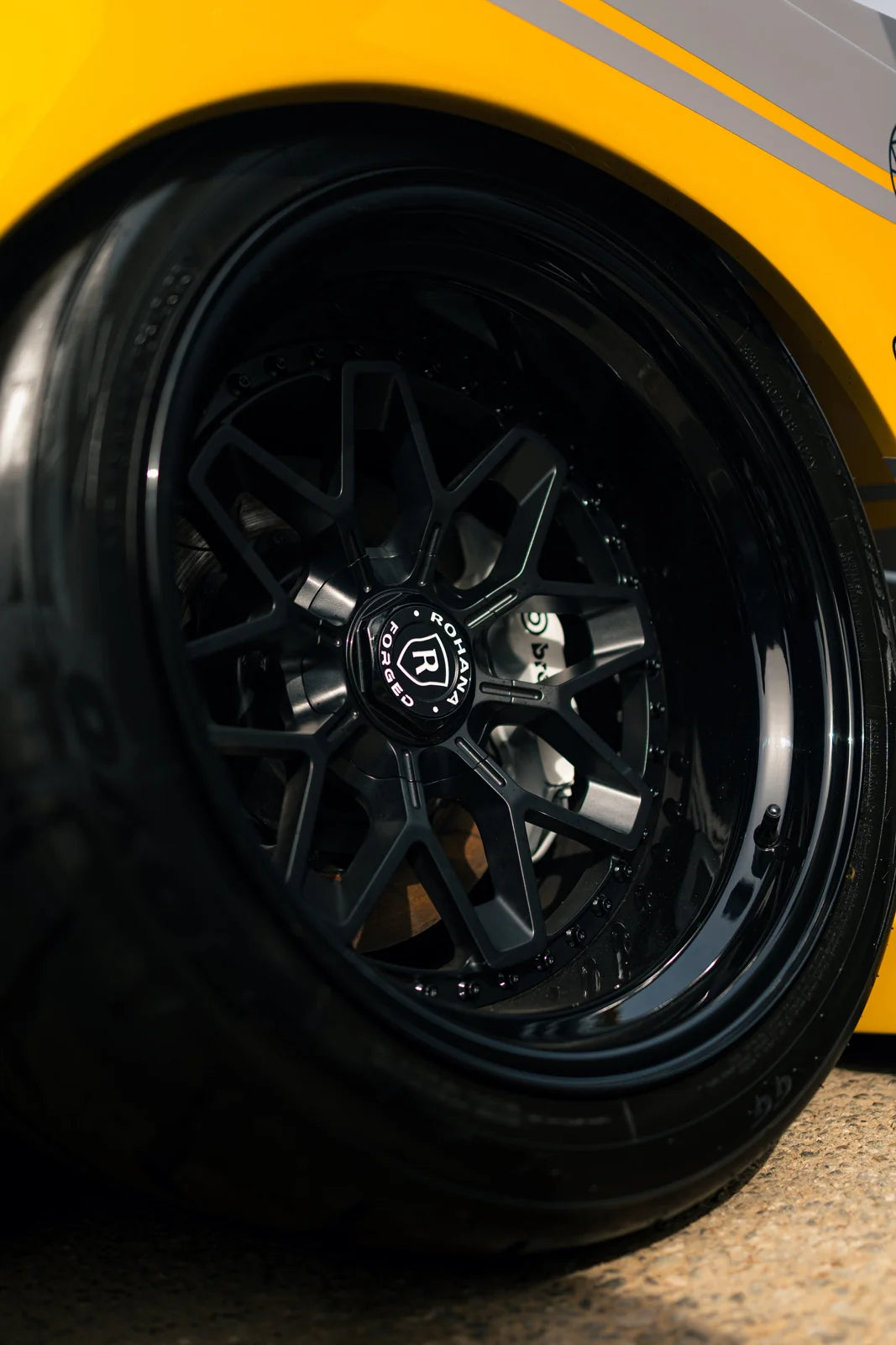 Rohana RFG40 forged wheel in black on a custom build, close-up